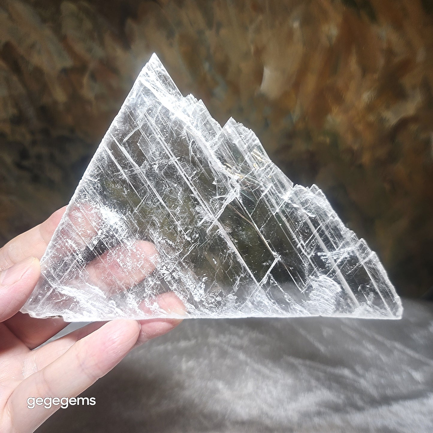 Premium 121 grams raw Selenite very transparent handheld decor display [Natural Crystal] 精品超透天然透石膏原石手把小摆件