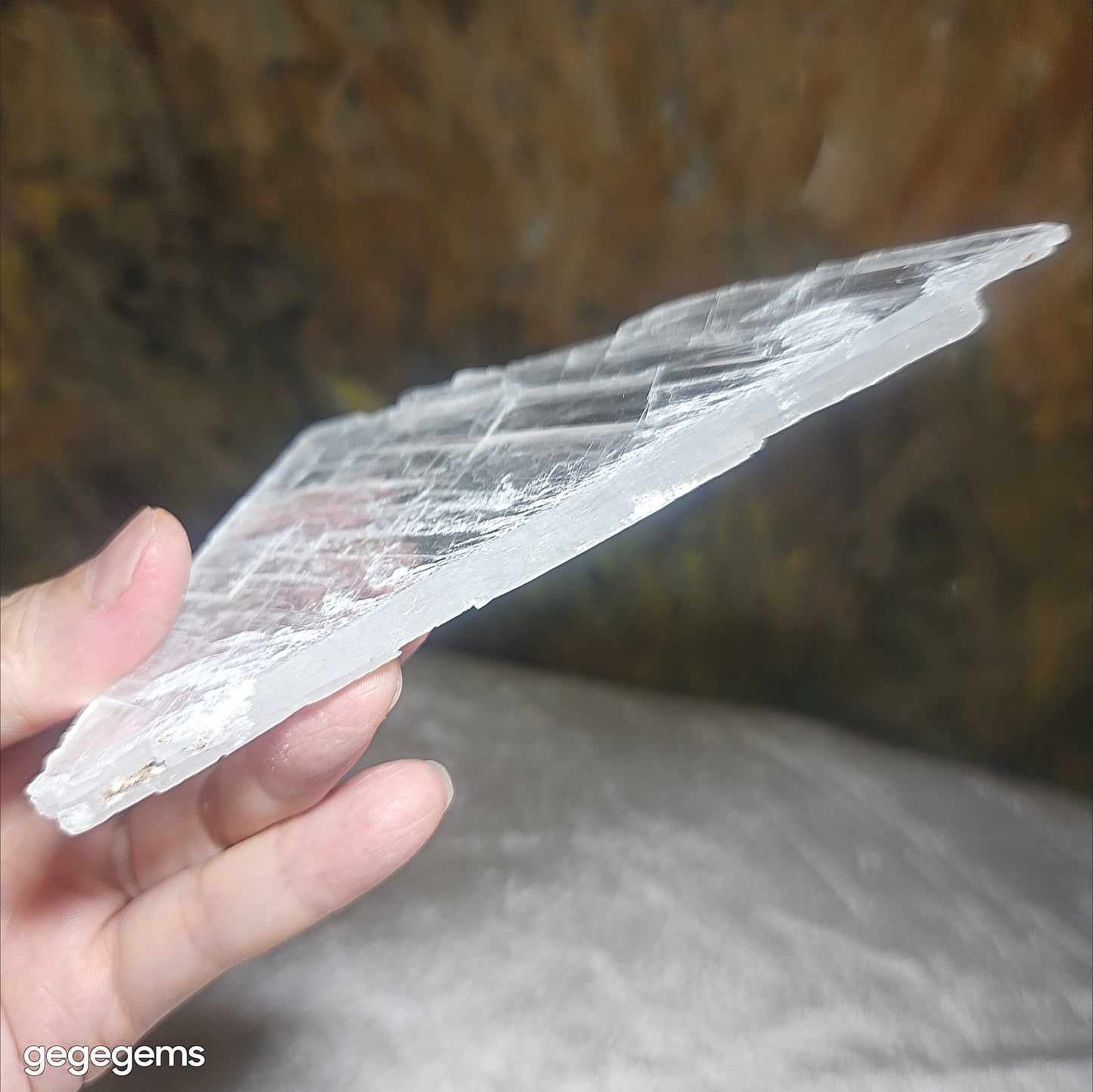 Premium 121 grams raw Selenite very transparent handheld decor display [Natural Crystal] 精品超透天然透石膏原石手把小摆件