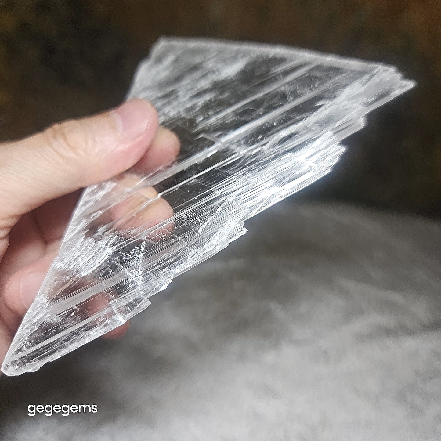 Premium 121 grams raw Selenite very transparent handheld decor display [Natural Crystal] 精品超透天然透石膏原石手把小摆件