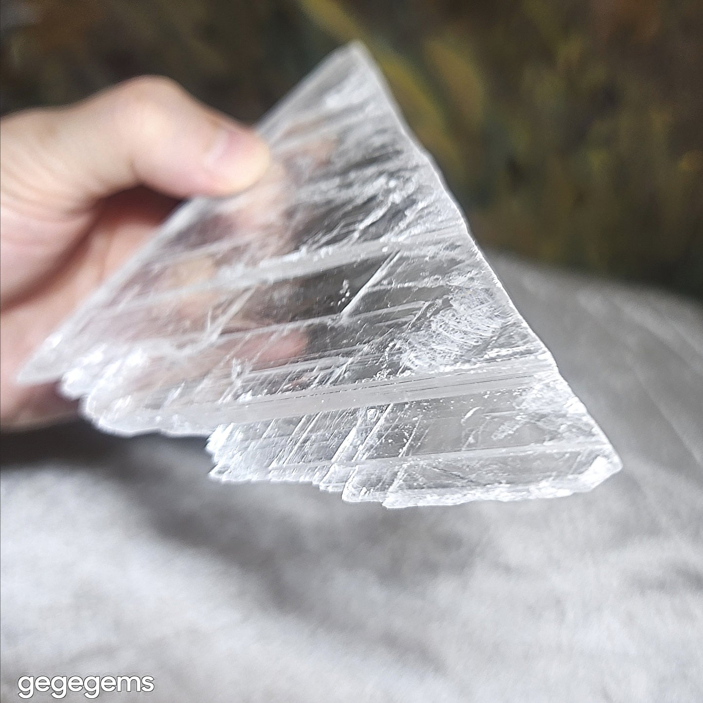 Premium 121 grams raw Selenite very transparent handheld decor display [Natural Crystal] 精品超透天然透石膏原石手把小摆件