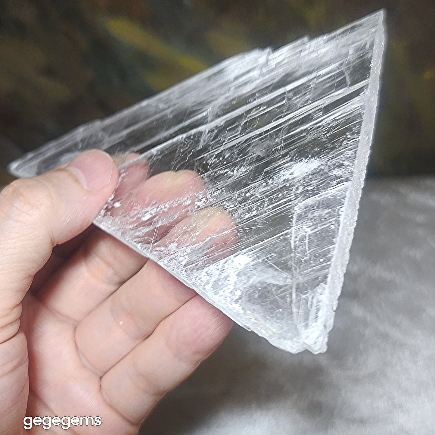 Premium 121 grams raw Selenite very transparent handheld decor display [Natural Crystal] 精品超透天然透石膏原石手把小摆件