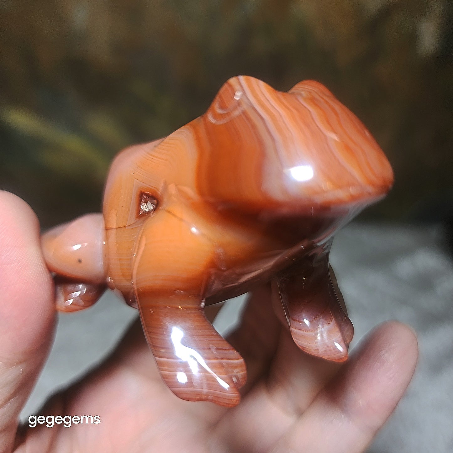 Gegegems premium natural Sardonyx 3 dimensional Frog handheld display [Natural crystal] 精品天然缠丝玛瑙立体青蛙把件摆件