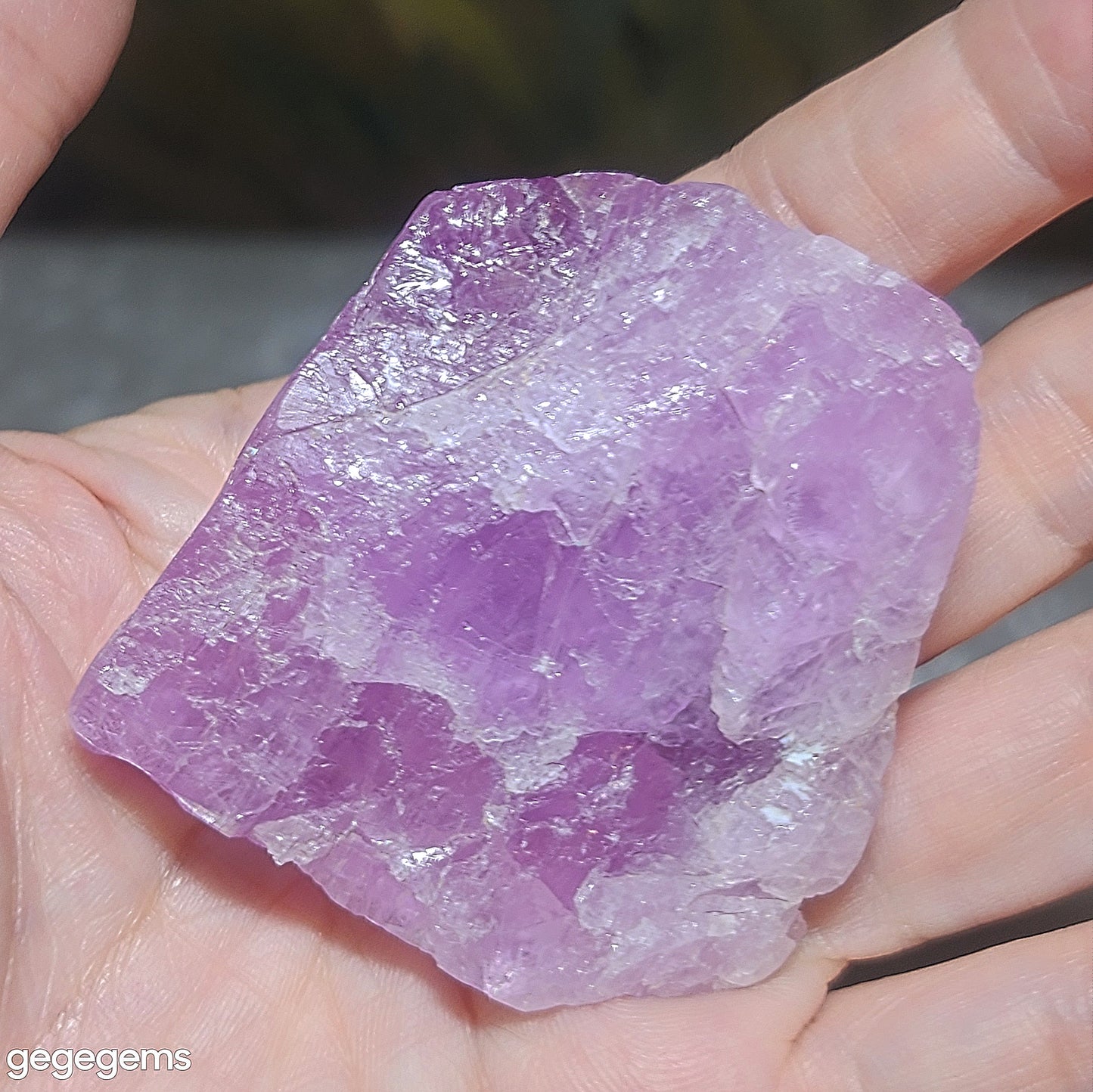 Gegegems 91 grams premium lilac purple raw Kunzite handheld decor display [Natural Crystal] 精品天然紫锂辉石原石手把摆件