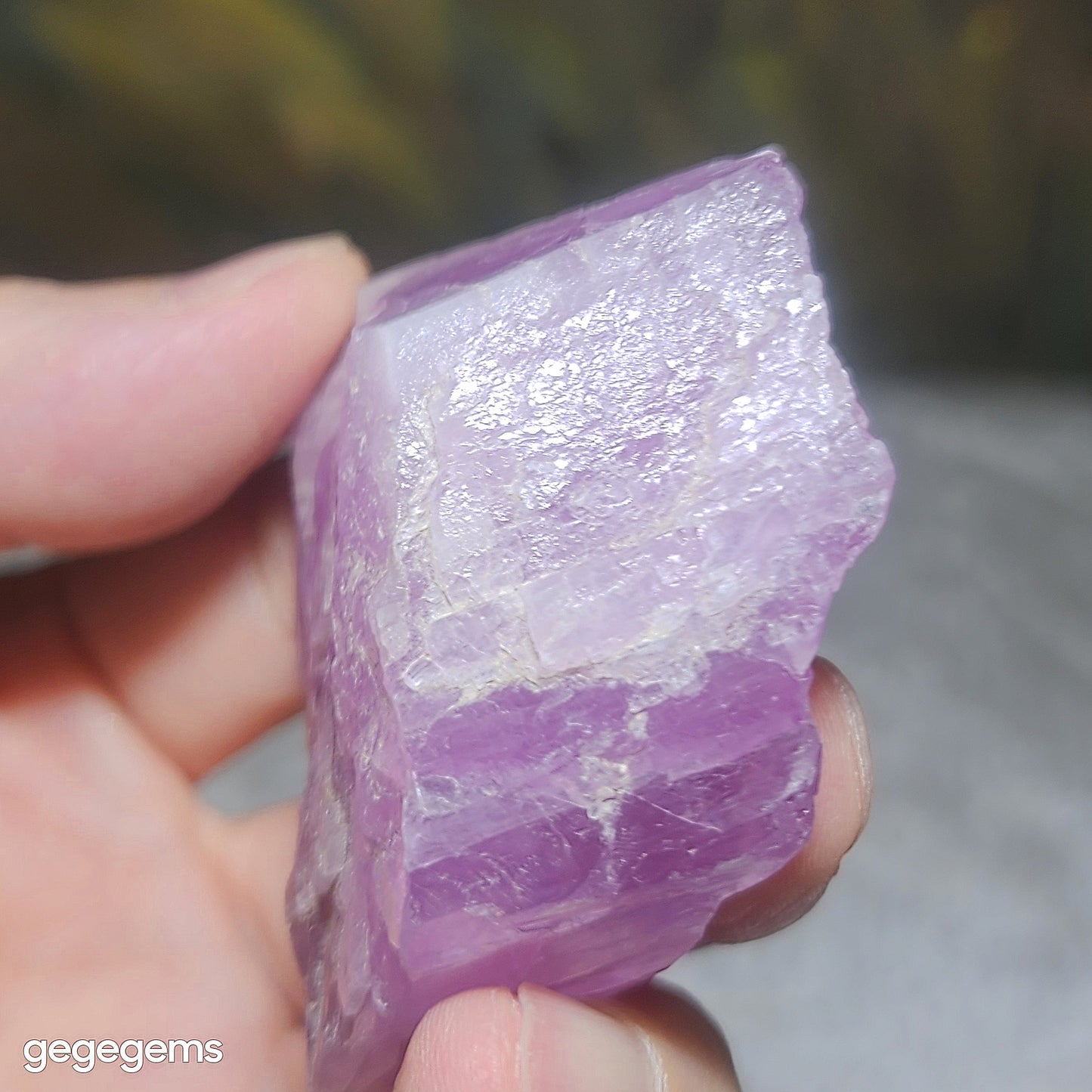 Gegegems 91 grams premium lilac purple raw Kunzite handheld decor display [Natural Crystal] 精品天然紫锂辉石原石手把摆件