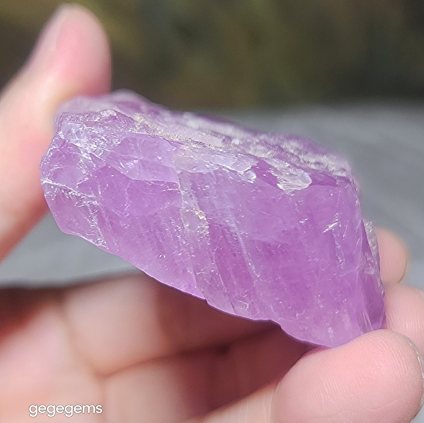 Gegegems 91 grams premium lilac purple raw Kunzite handheld decor display [Natural Crystal] 精品天然紫锂辉石原石手把摆件