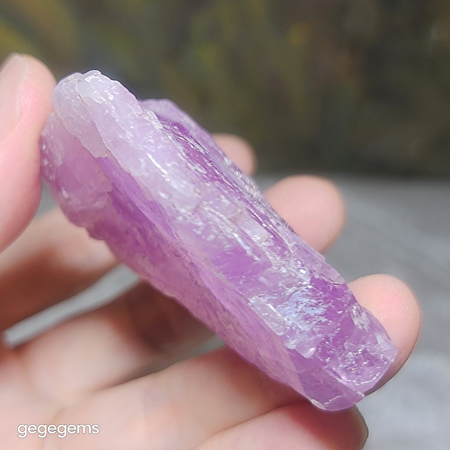 Gegegems 91 grams premium lilac purple raw Kunzite handheld decor display [Natural Crystal] 精品天然紫锂辉石原石手把摆件