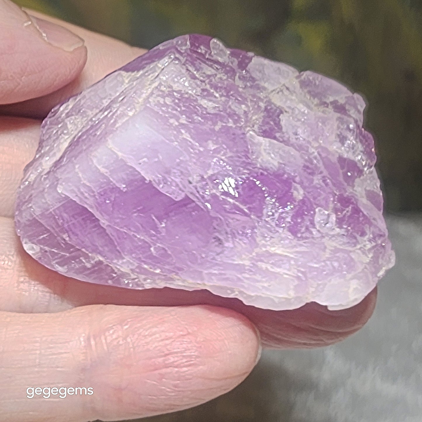 Gegegems 91 grams premium lilac purple raw Kunzite handheld decor display [Natural Crystal] 精品天然紫锂辉石原石手把摆件