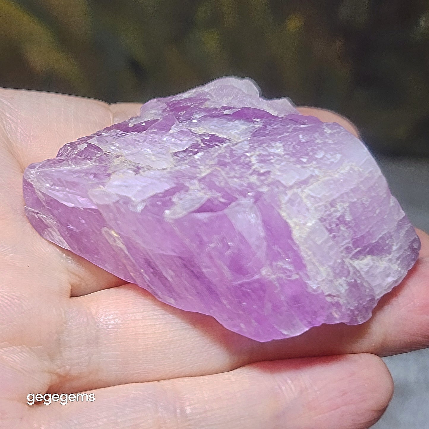 Gegegems 91 grams premium lilac purple raw Kunzite handheld decor display [Natural Crystal] 精品天然紫锂辉石原石手把摆件