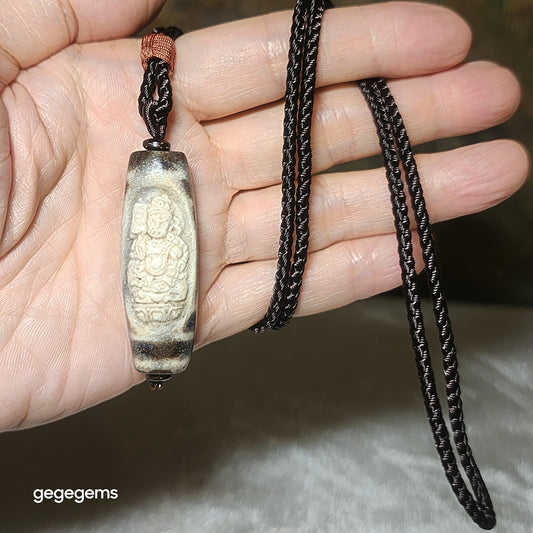 Aged Tibetan Dzi old carvings Jambhala (God of Wealth) pendant (with certificate) [Natural Crystal] 藏密老天珠旧工雕刻黄财神吊坠(带证书)
