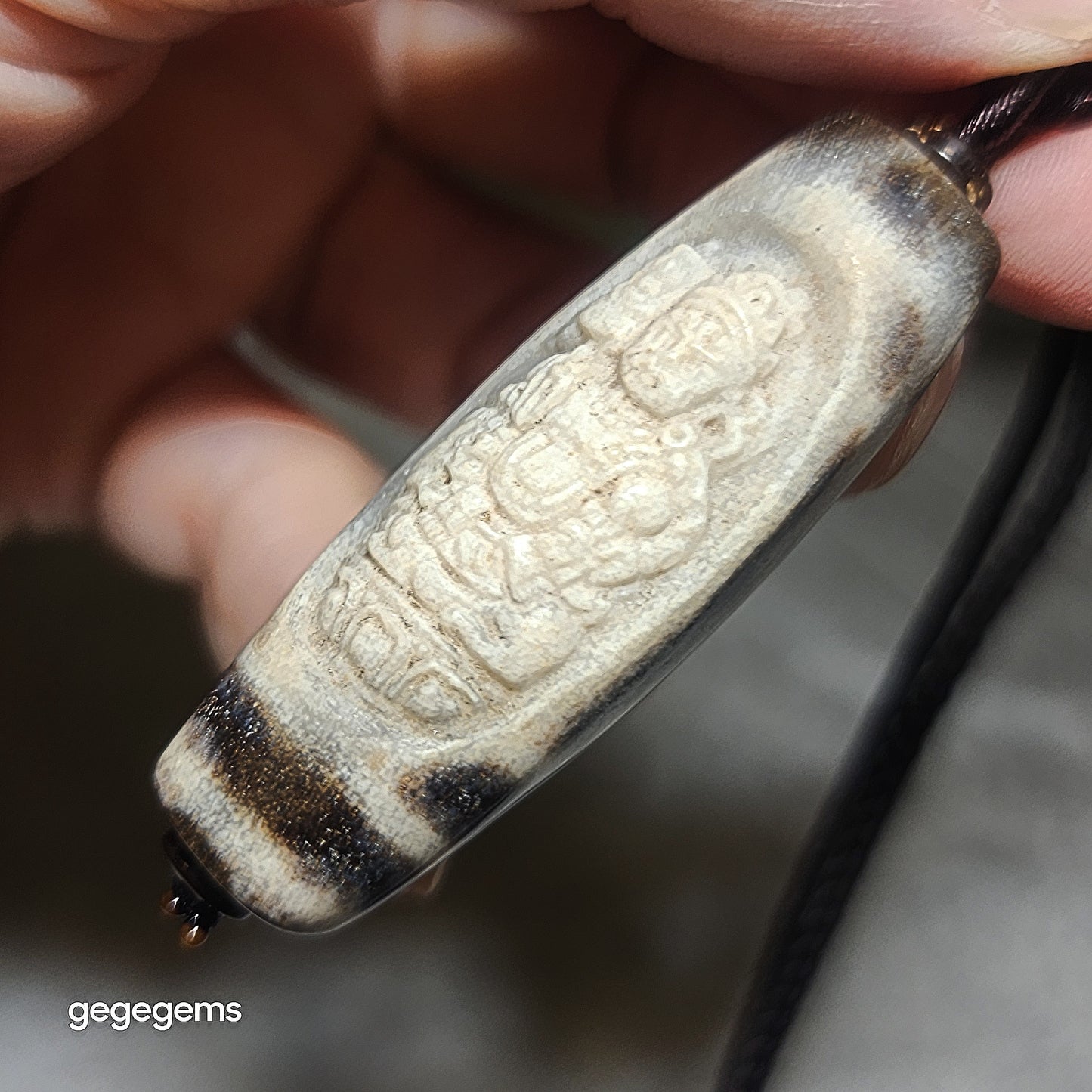 Aged Tibetan Dzi old carvings Jambhala (God of Wealth) pendant (with certificate) [Natural Crystal] 藏密老天珠旧工雕刻黄财神吊坠(带证书)