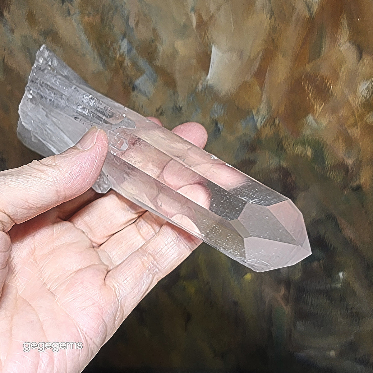 299 grams premium natural unprocessed raw Clear Quartz point rainbow reflection [Natural Crystal] 精品天然未打磨白水晶柱原石带少许彩虹