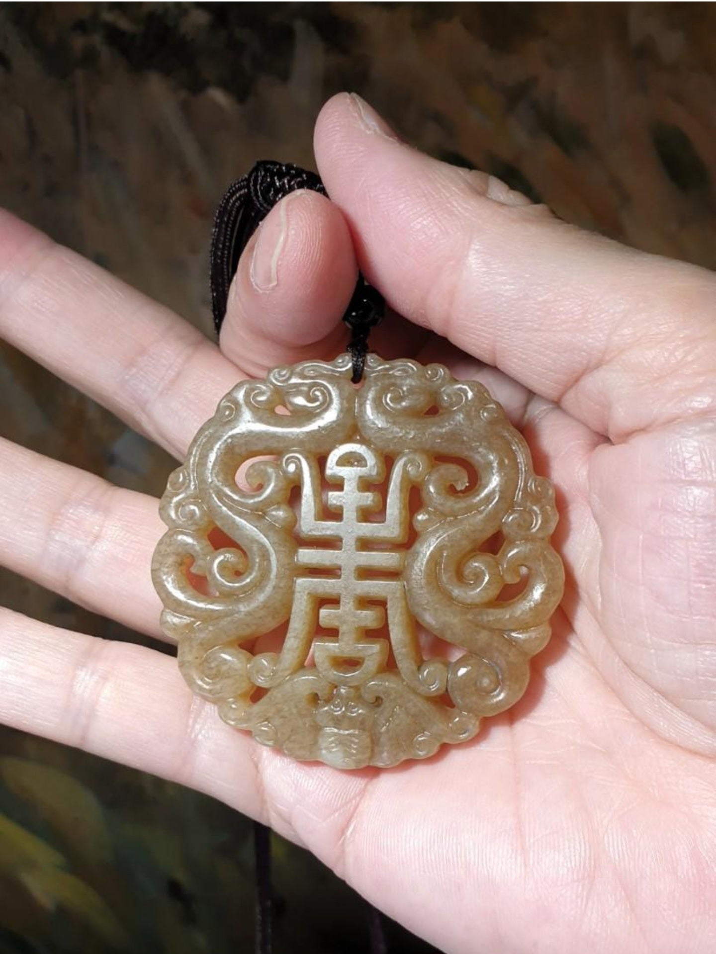 Premium caramel brown Nephrite pendant hollowed out and carved on both sides double dragons, bat and "longevity (寿) in ancient Chinese characters (with certificate) 和田玉且末全糖吊坠(镂空双面刻双龙、蝙蝠与小篆体"寿")(带证书)