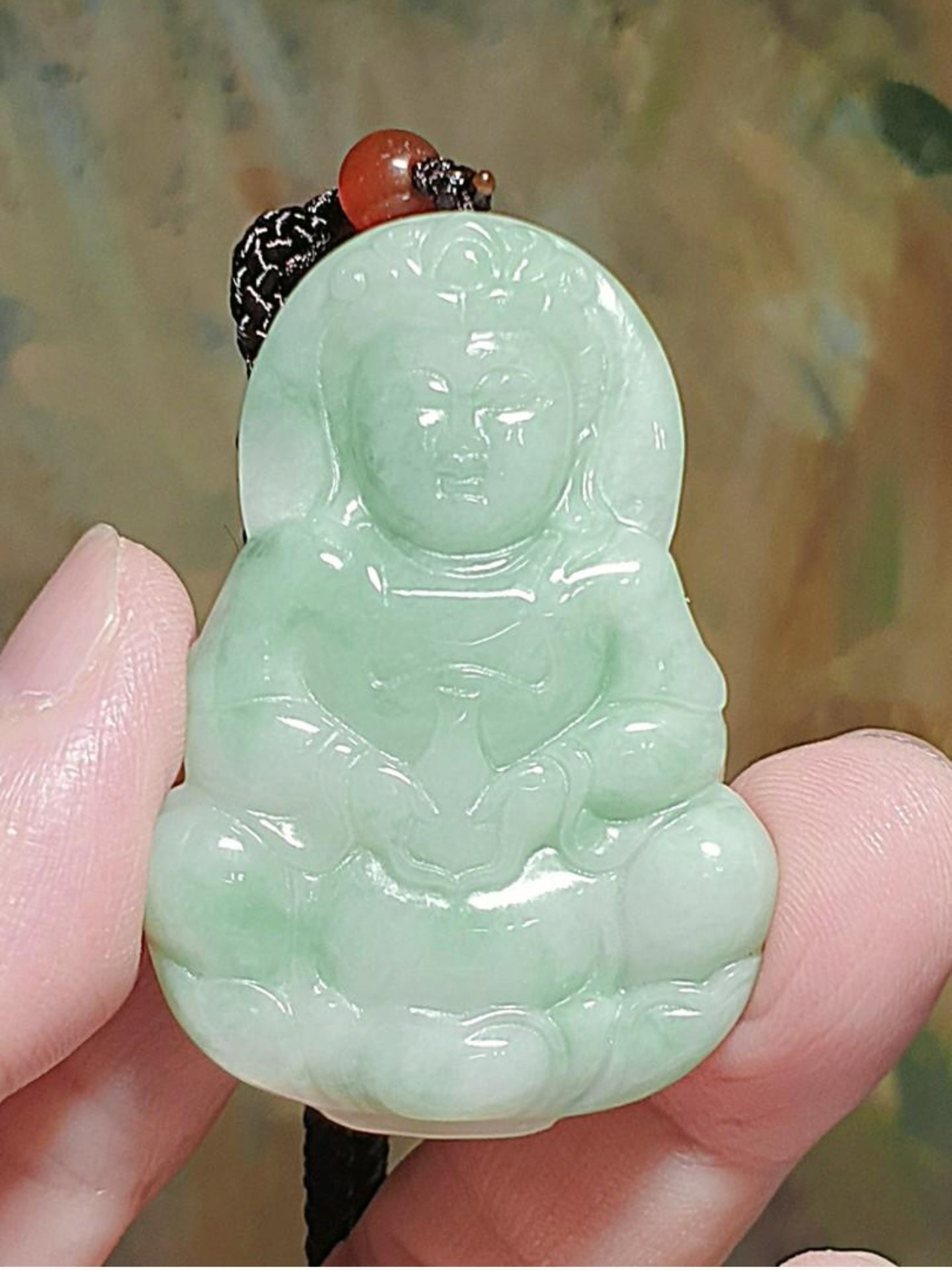 Natural untreated Burma Jade (Type A Jadeite) pea green Guan Yin pendant (with certificate) [Natural Crystal] 翡翠A货豆绿观音吊坠(带证书)