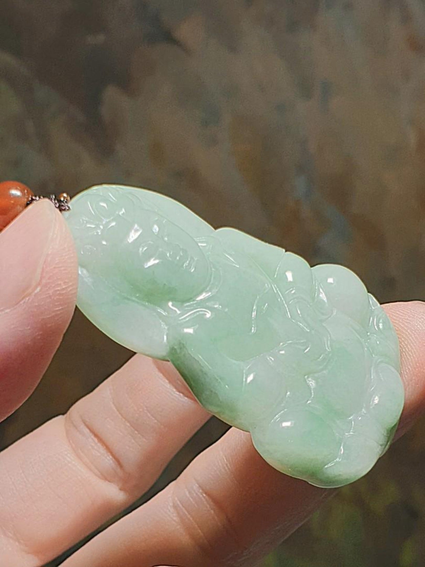 Natural untreated Burma Jade (Type A Jadeite) pea green Guan Yin pendant (with certificate) [Natural Crystal] 翡翠A货豆绿观音吊坠(带证书)