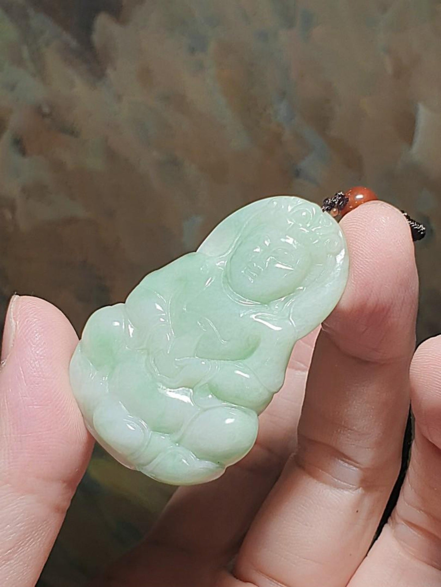 Natural untreated Burma Jade (Type A Jadeite) pea green Guan Yin pendant (with certificate) [Natural Crystal] 翡翠A货豆绿观音吊坠(带证书)