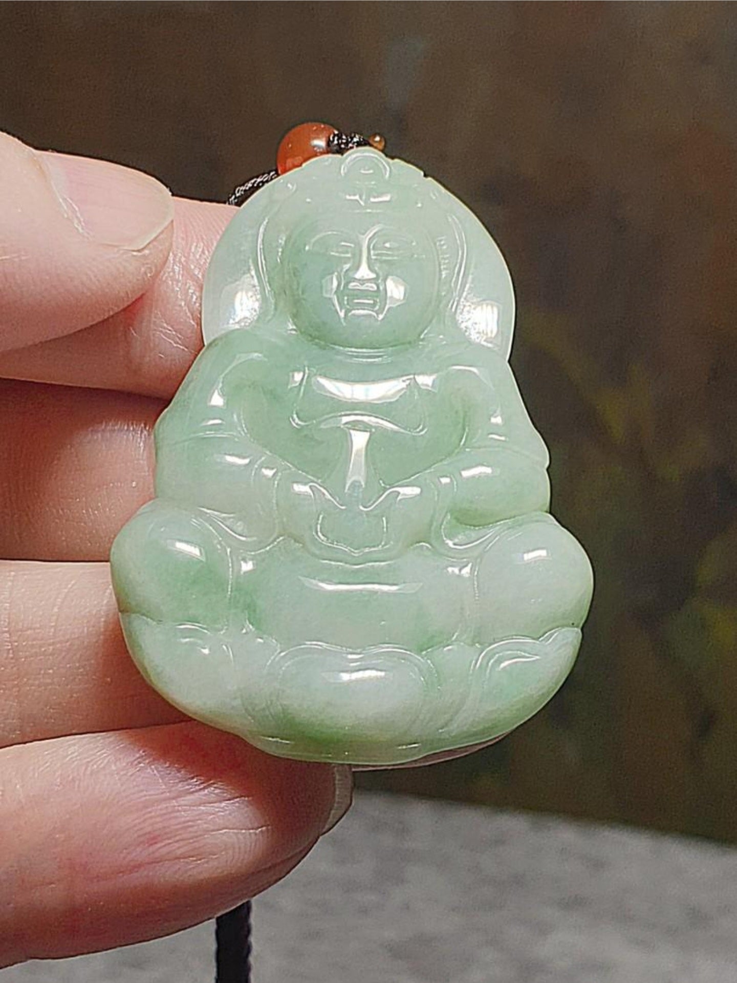 Natural untreated Burma Jade (Type A Jadeite) pea green Guan Yin pendant (with certificate) [Natural Crystal] 翡翠A货豆绿观音吊坠(带证书)