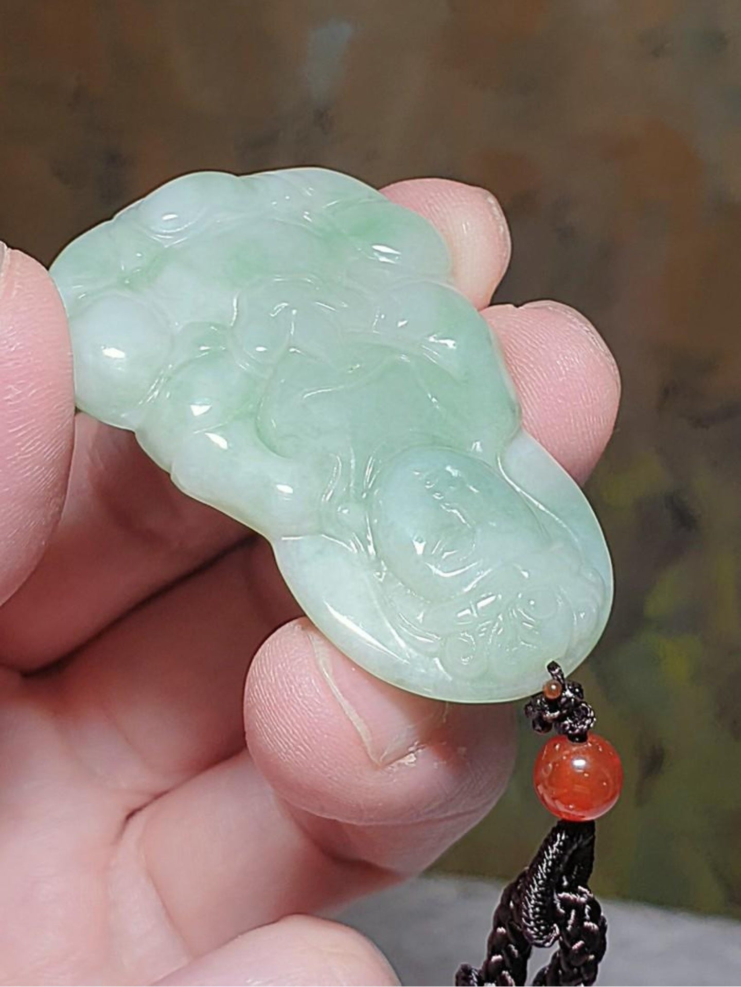 Natural untreated Burma Jade (Type A Jadeite) pea green Guan Yin pendant (with certificate) [Natural Crystal] 翡翠A货豆绿观音吊坠(带证书)