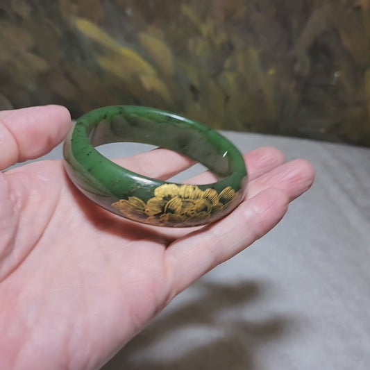 61mm Premium Nephrite green "Miaojin (gold outline)"  Peony Jade bangle (with certificate) 61毫米和田玉碧玉描金花开富贵手镯(带证书)