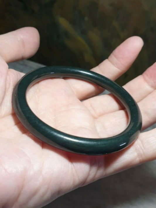 59.3mm Nephrite deep green narrow band "Beauty's" bangle (with certificate) [Natural Crystal] 59.3毫米和田玉塔青细条手镯美人镯 (带证书)