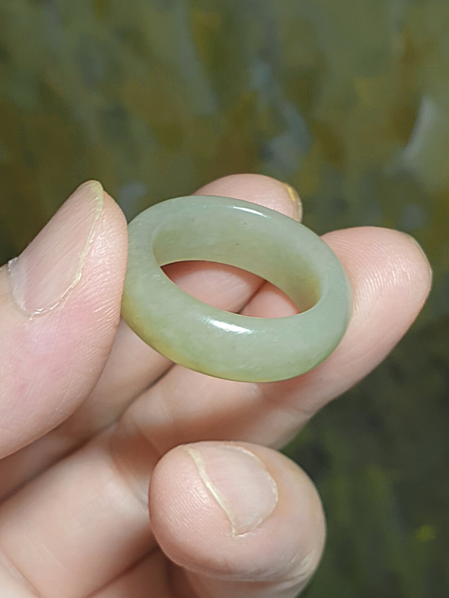 19.7mm Premium Nephrite natural light green with slight yellow hue Jade ring/small thumb ring (with certificate) 19.7毫米和田玉天然浅青带微黄戒指/小扳指(带证书)