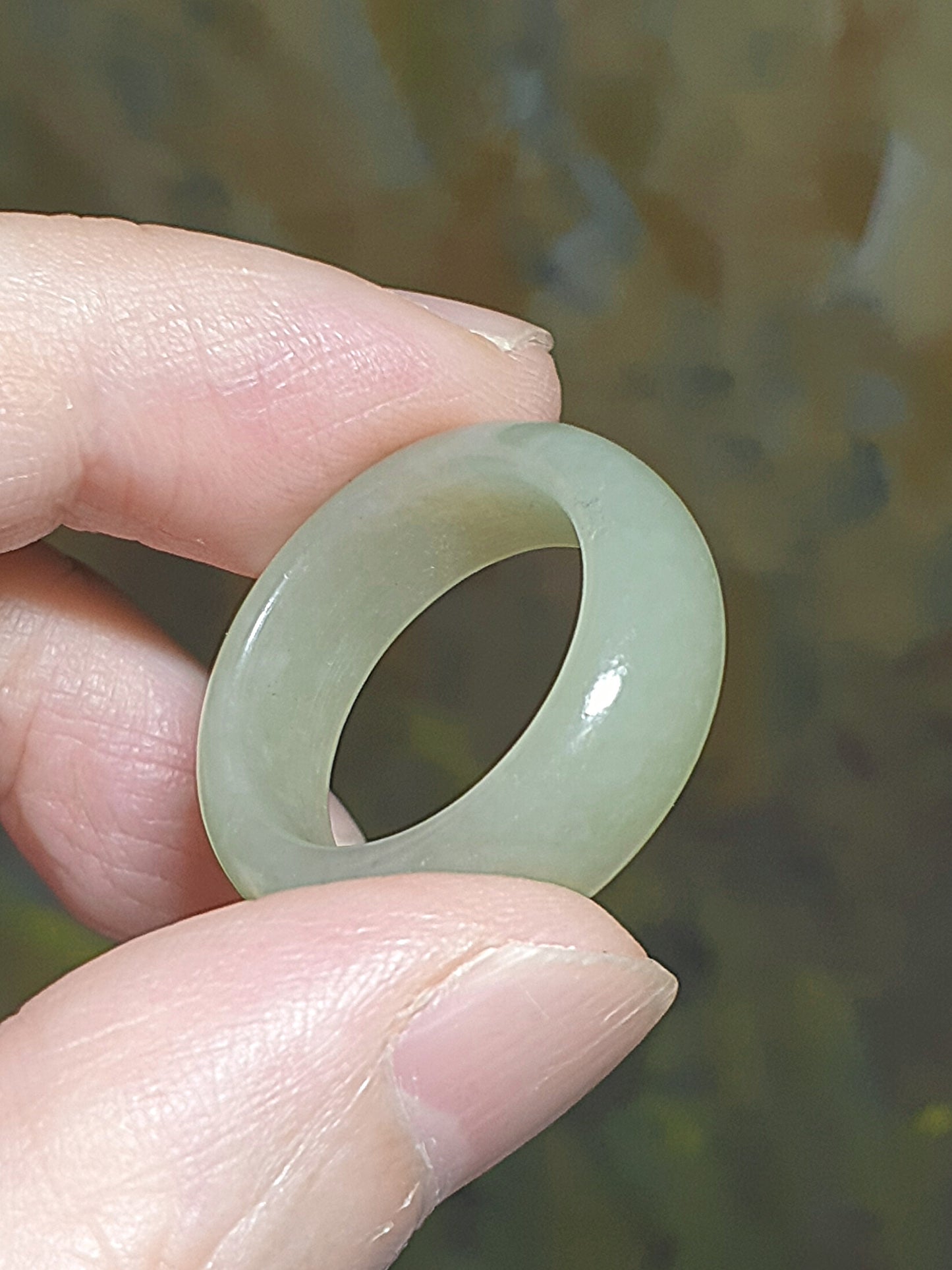 19.7mm Premium Nephrite natural light green with slight yellow hue Jade ring/small thumb ring (with certificate) 19.7毫米和田玉天然浅青带微黄戒指/小扳指(带证书)