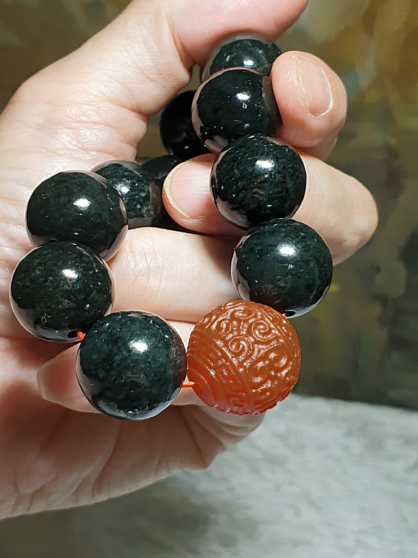 Rare 18.5mm big size aged Baoshan Nan Hong carved "Hui Wen" and 17.5mm deep olive green Nephrite bracelet/handheld (Nephrite comes with certificate) [Natural Crystal] 罕見老矿大尺寸18.5毫米保山南红雕刻回纹配17.5毫米深橄榄绿和田玉手链/手持(带和田玉证书)