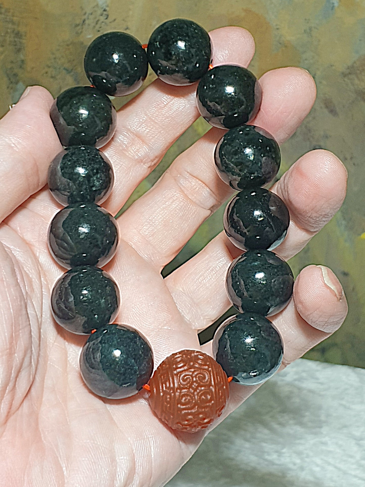 Rare 18.5mm big size aged Baoshan Nan Hong carved "Hui Wen" and 17.5mm deep olive green Nephrite bracelet/handheld (Nephrite comes with certificate) [Natural Crystal] 罕見老矿大尺寸18.5毫米保山南红雕刻回纹配17.5毫米深橄榄绿和田玉手链/手持(带和田玉证书)