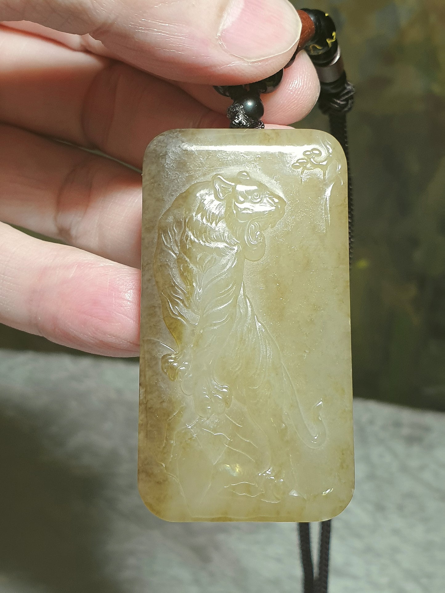 Premium high greasiness natural untreated Nephrite caramel brown Tiger in Landscape Jade pendant (with certificate) [Natual Crystal] 细腻油润和田玉且末深浅糖虎牌(带证书)