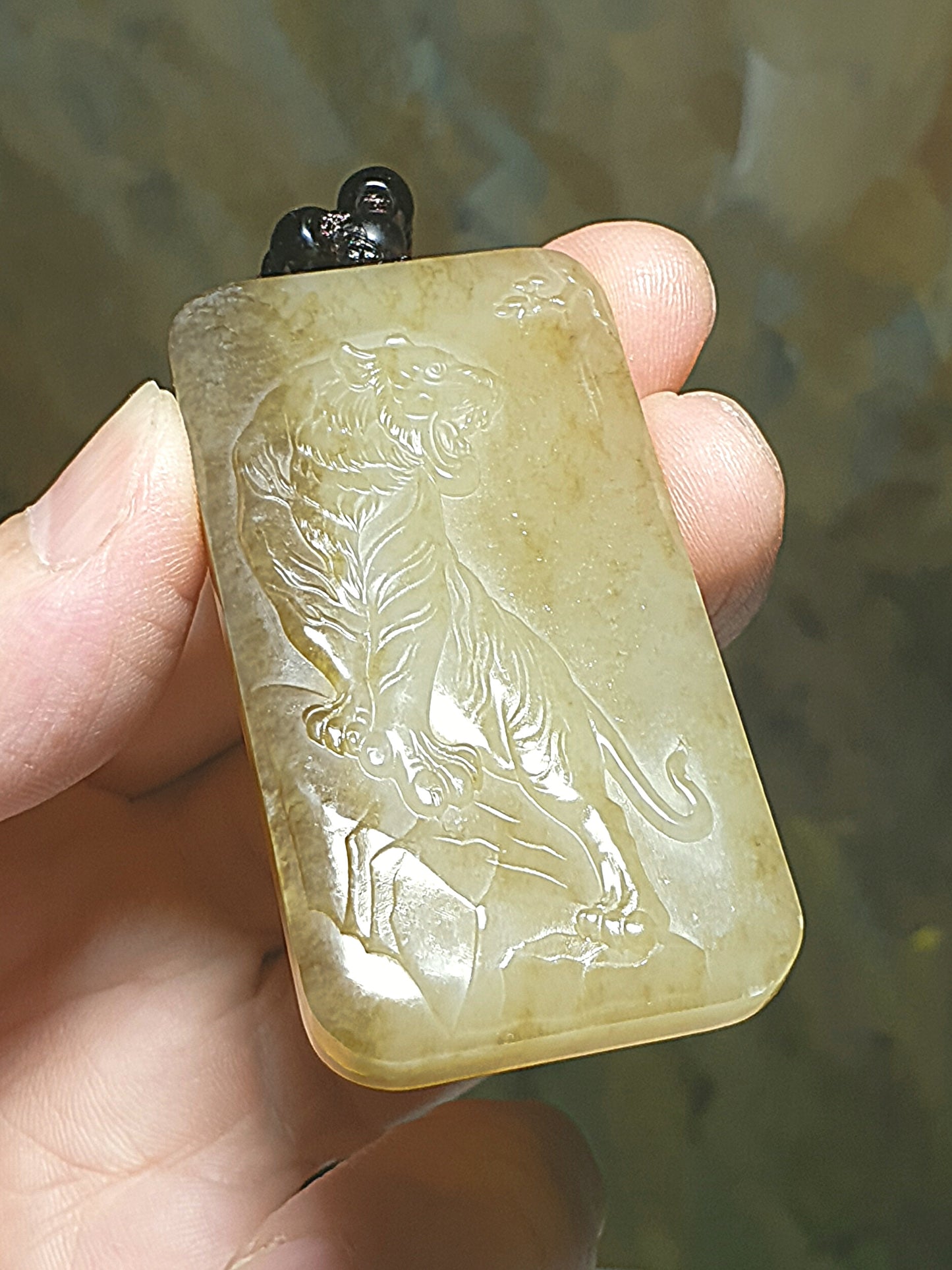 Premium high greasiness natural untreated Nephrite caramel brown Tiger in Landscape Jade pendant (with certificate) [Natual Crystal] 细腻油润和田玉且末深浅糖虎牌(带证书)