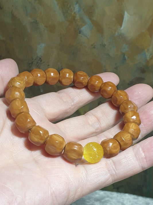 10mm+ "Monkey Head" Walnuts "red skin" carved cubes bracelet/handheld with a 11.5mm natural untreated Butterscotch Amber 10毫米+ 红皮猴头精工雕刻六方手链/手持配11.5毫米拉丝天然金黄蜜蜡