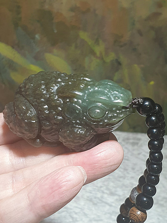 Large premium Nephrite caramel brownish greenish 3-dimensional Toad Jade handheld/display (with certificate) [Natural Crystal] 大尺寸和田玉且末糖淡绿蟾蜍蛤蟆立体手把/摆件(带证书)