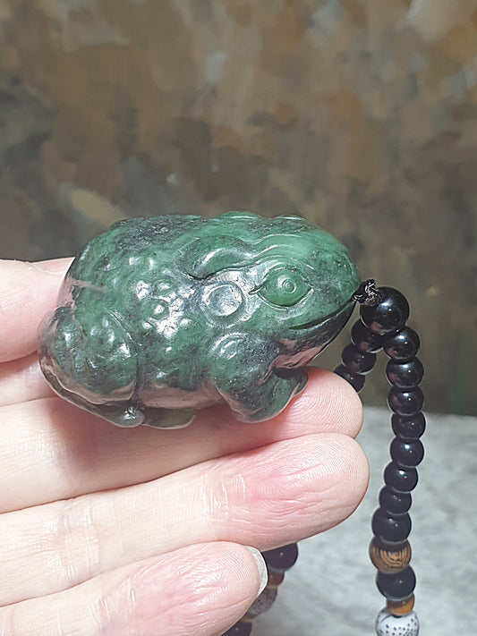 122 grams large size Nephrite greenish 3-dimensional Toad Jade handheld/display (with certificate) [Natural Crystal] 122克大尺寸和田玉乌兰海帶红皮碧玉立体蟾蜍蛤蟆手把/摆件(带证书)