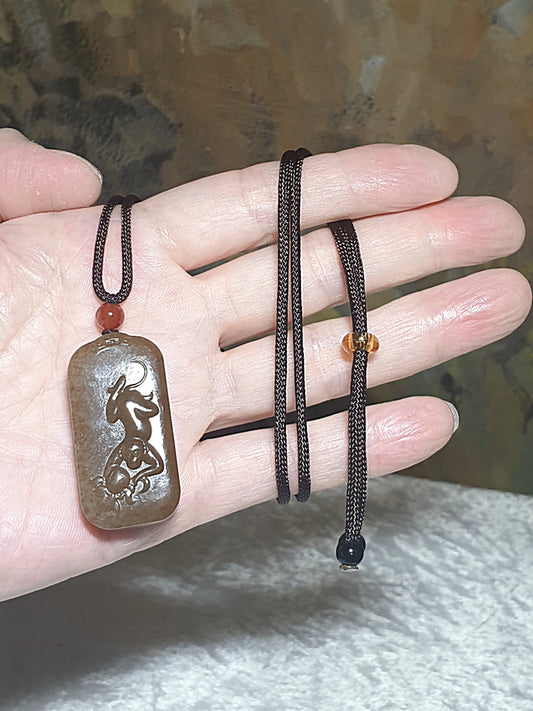 Premium Nephrite caramel brown Monkey & Peach Jade pendant (with certificate) [Natural Crystal] 优质和田玉且末全糖猴子桃子吊坠(带证书)