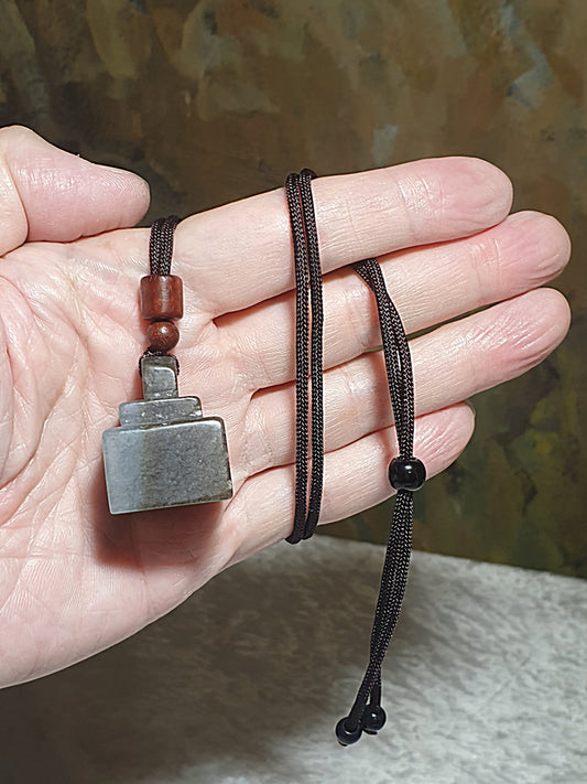 Nephrite two tones caramel brown & "Qinghua" "Sliding Weight" Wu Shi Pai Jade pendant (with certificate) 和田玉天然青花(黑白)糖双色称砣称心如意无事牌吊坠(带证书)