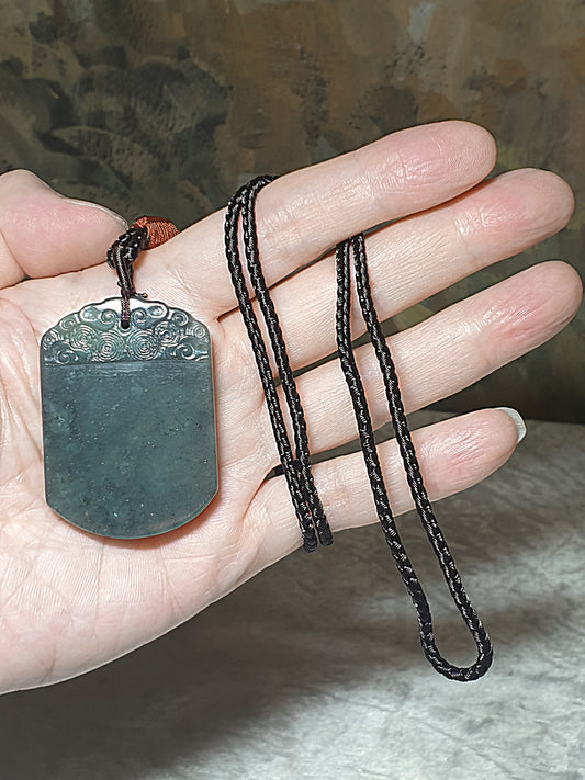 Nephrite green "Qinghua" Wu Shi Pai Jade pendant (with certificate) 和田玉天然绿青花无事牌吊坠(带证书)