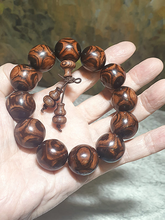 [Sold] 19.3mm Premium aged Hainan Chinese Fragrant Rosewood (Dalbergia odorifera) high natural oil content "UFO" Two Eyes pattern bracelet/handheld 19.3毫米海南黄花梨(降香黄檀)老油梨外星人(鬼脸)对眼手串/手持