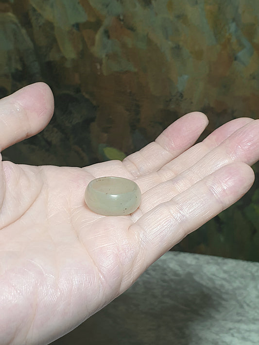 17.6mm Nephrite very light green & caramel brown Jade ring (with certificate) 17.6毫米和田玉浅青白带糖戒指(带证书)