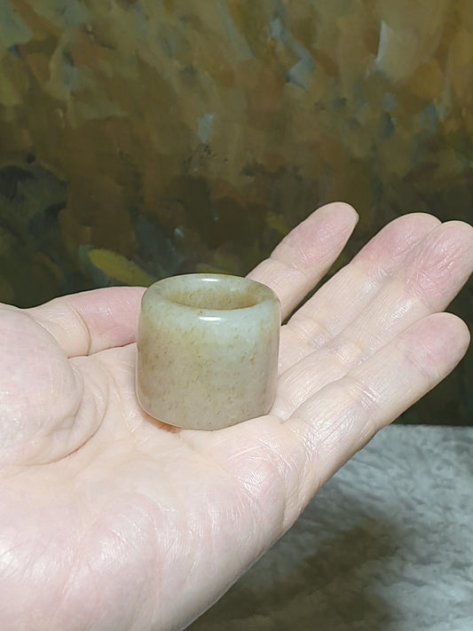 22mm Premium whitish caramel brownish Nephrite thumb ring (with certificate) [Natural Crystal] 22毫米和田玉且末糖白扳指(带证书)