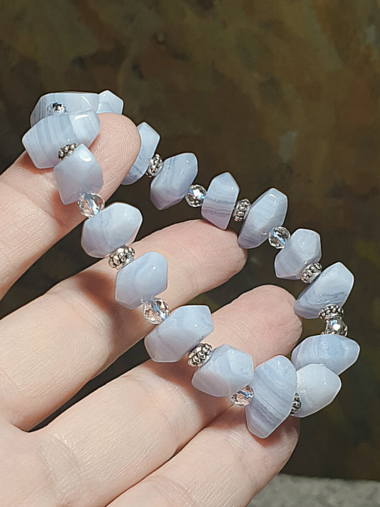 15mm Freeform faceted Blue Lace Agate and 4mm faceted Clear Quartz bracelet [Natural Crystal] 15毫米天然随形蓝纹玛瑙配4毫米切面天然白水晶手链