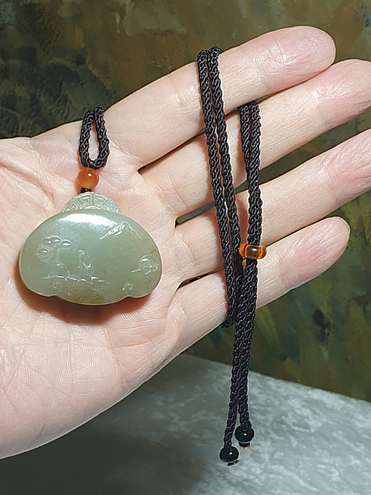 Premium light greenish caramel brownish Purse shape Landscape Nephrite Jade pendant (with certificate) [Natural Crystal] 和田玉且末青白糖山水人物荷包形吊坠(带证书)