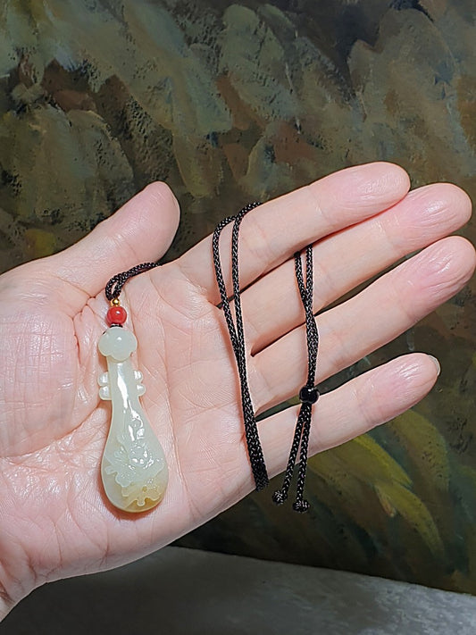 Premium Nephrite 2 tones warm white & a patch of golden yellow Pipa with 3 Plum Blossom Jade pendant (with certificate) with a 7mm Waxi Nan Hong bead [Natural crystals] 和田玉且末暖白"一口黄金糖"双色手工雕刻梅花三弄琵琶吊坠(带证书)配7毫米瓦西南红圆珠