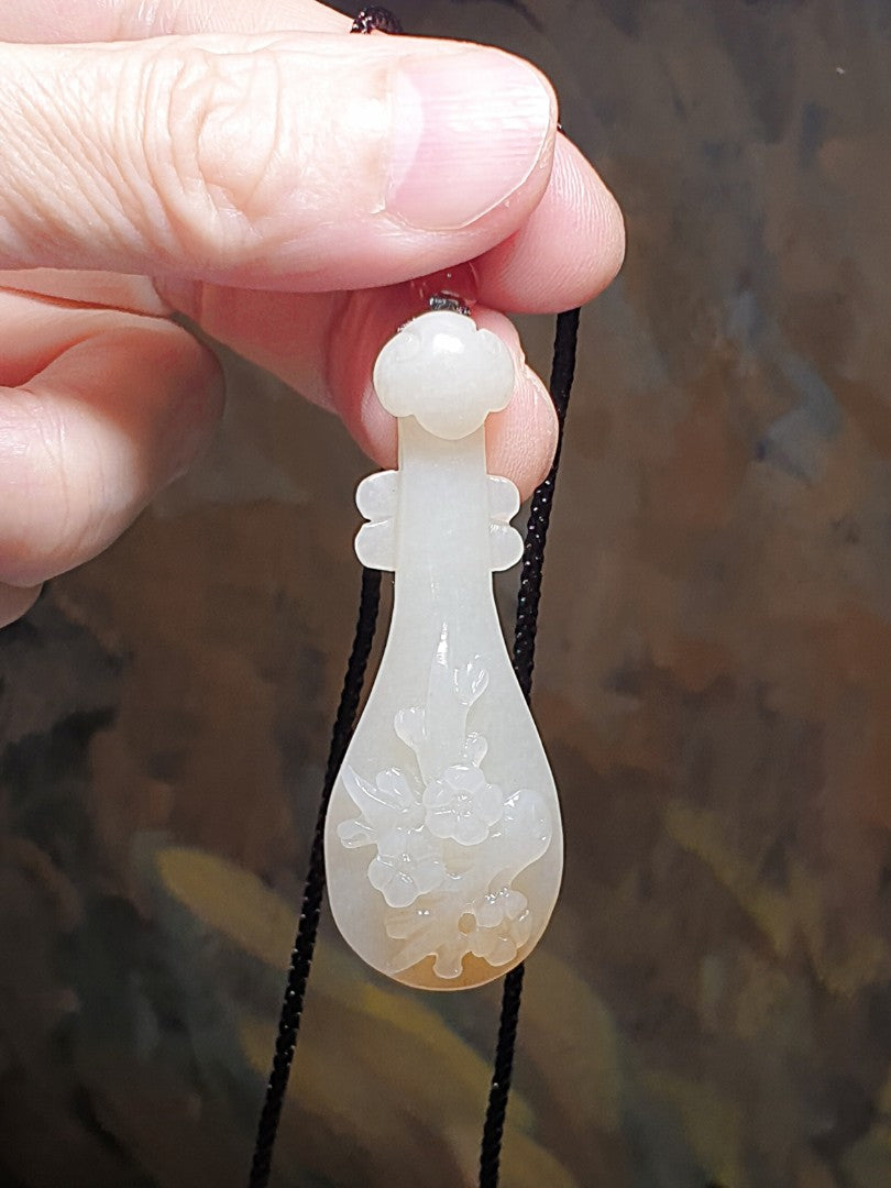 Premium Nephrite 2 tones warm white & a patch of golden yellow Pipa with 3 Plum Blossom Jade pendant (with certificate) with a 7mm Waxi Nan Hong bead [Natural crystals] 和田玉且末暖白"一口黄金糖"双色手工雕刻梅花三弄琵琶吊坠(带证书)配7毫米瓦西南红圆珠