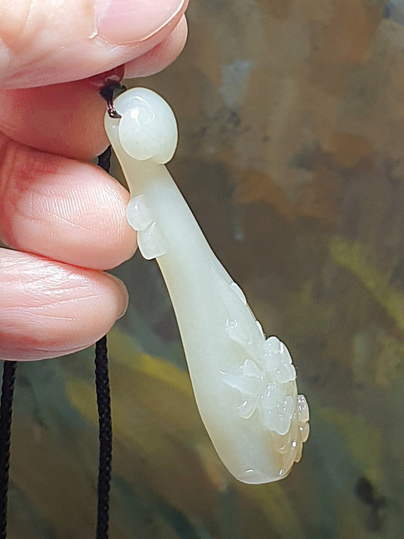 Premium Nephrite 2 tones warm white & a patch of golden yellow Pipa with 3 Plum Blossom Jade pendant (with certificate) with a 7mm Waxi Nan Hong bead [Natural crystals] 和田玉且末暖白"一口黄金糖"双色手工雕刻梅花三弄琵琶吊坠(带证书)配7毫米瓦西南红圆珠