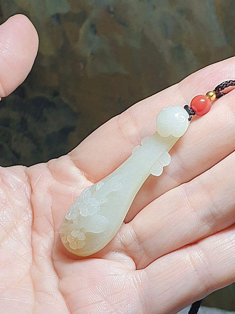 Premium Nephrite 2 tones warm white & a patch of golden yellow Pipa with 3 Plum Blossom Jade pendant (with certificate) with a 7mm Waxi Nan Hong bead [Natural crystals] 和田玉且末暖白"一口黄金糖"双色手工雕刻梅花三弄琵琶吊坠(带证书)配7毫米瓦西南红圆珠