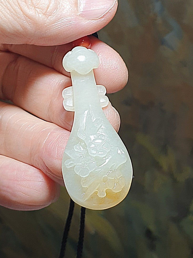 Premium Nephrite 2 tones warm white & a patch of golden yellow Pipa with 3 Plum Blossom Jade pendant (with certificate) with a 7mm Waxi Nan Hong bead [Natural crystals] 和田玉且末暖白"一口黄金糖"双色手工雕刻梅花三弄琵琶吊坠(带证书)配7毫米瓦西南红圆珠