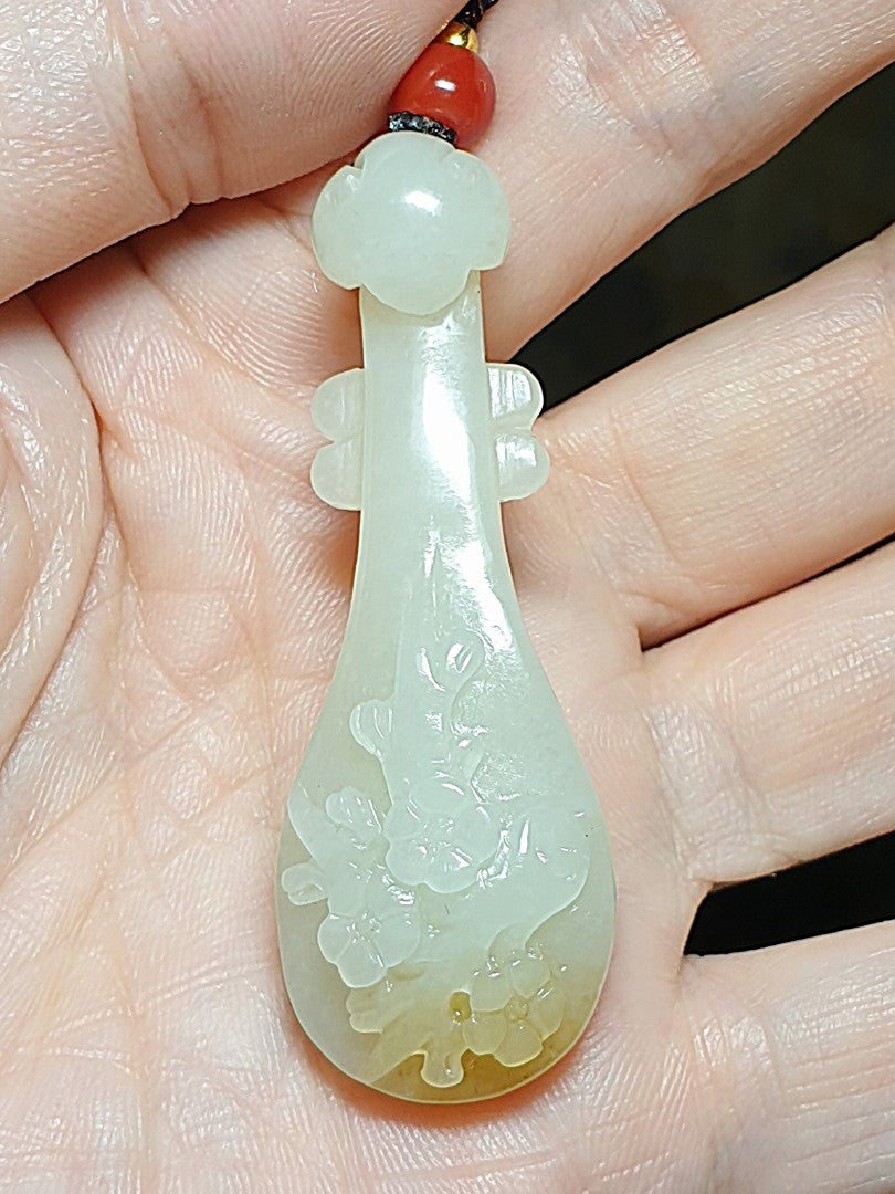 Premium Nephrite 2 tones warm white & a patch of golden yellow Pipa with 3 Plum Blossom Jade pendant (with certificate) with a 7mm Waxi Nan Hong bead [Natural crystals] 和田玉且末暖白"一口黄金糖"双色手工雕刻梅花三弄琵琶吊坠(带证书)配7毫米瓦西南红圆珠