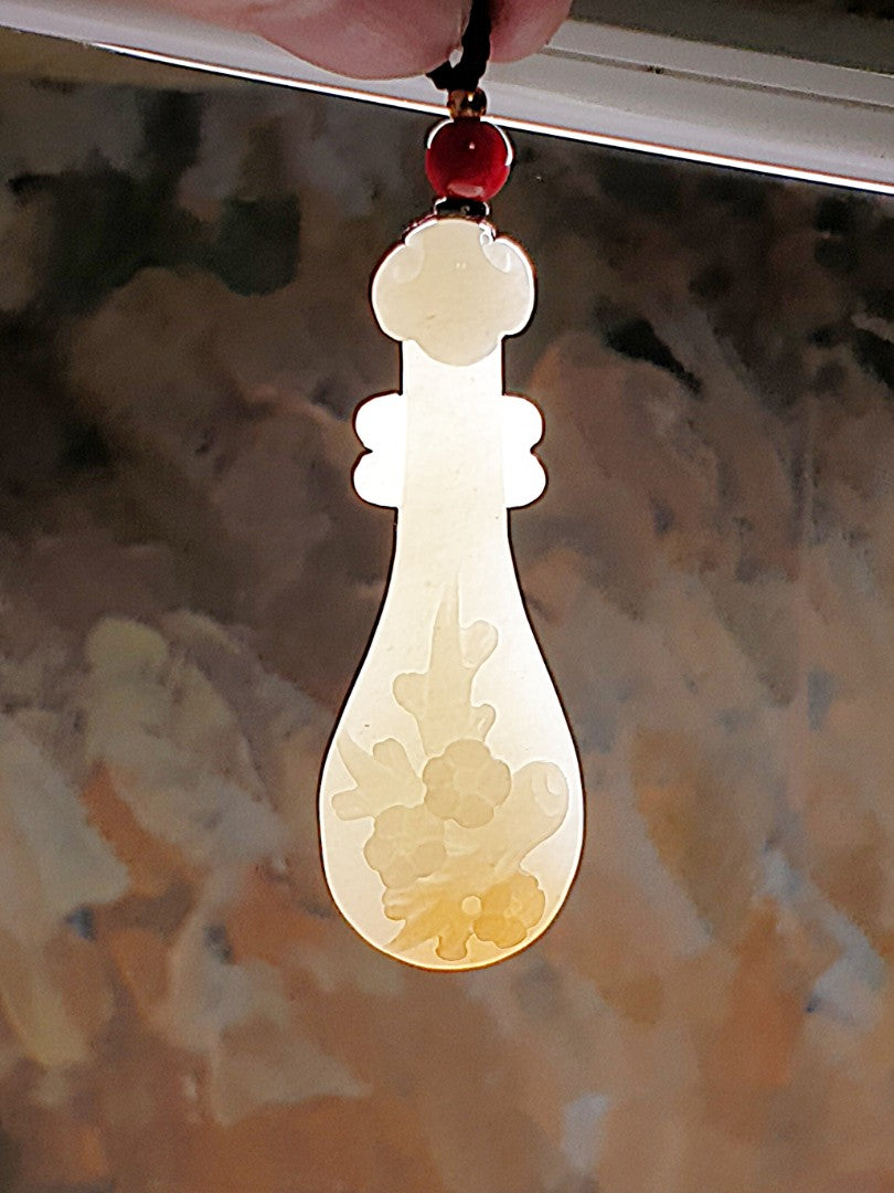 Premium Nephrite 2 tones warm white & a patch of golden yellow Pipa with 3 Plum Blossom Jade pendant (with certificate) with a 7mm Waxi Nan Hong bead [Natural crystals] 和田玉且末暖白"一口黄金糖"双色手工雕刻梅花三弄琵琶吊坠(带证书)配7毫米瓦西南红圆珠