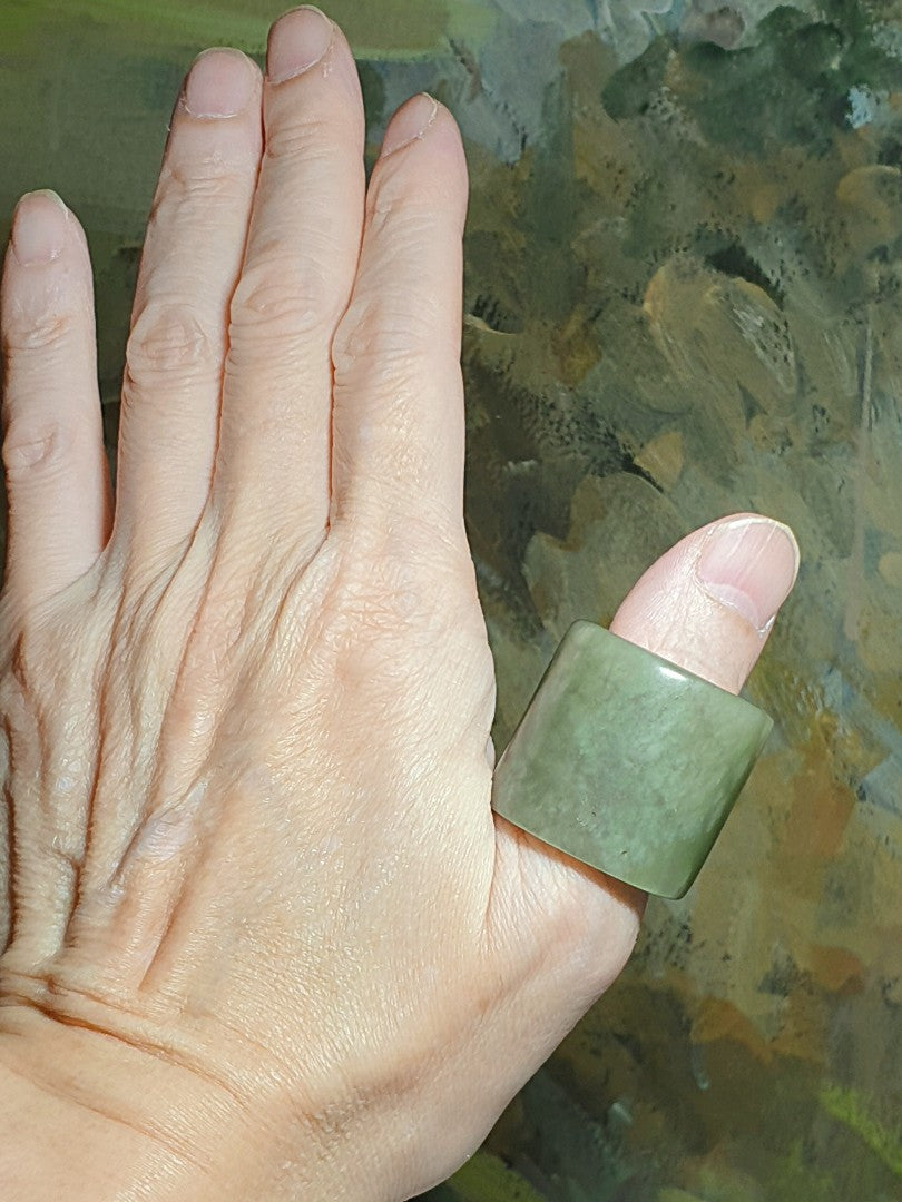 20.5mm Premium Qinghai Nephrite light greenish whitish thumb ring (with certificate) [Natural Crystal] 20.5毫米和田玉优质青海青白扳指(带证书)