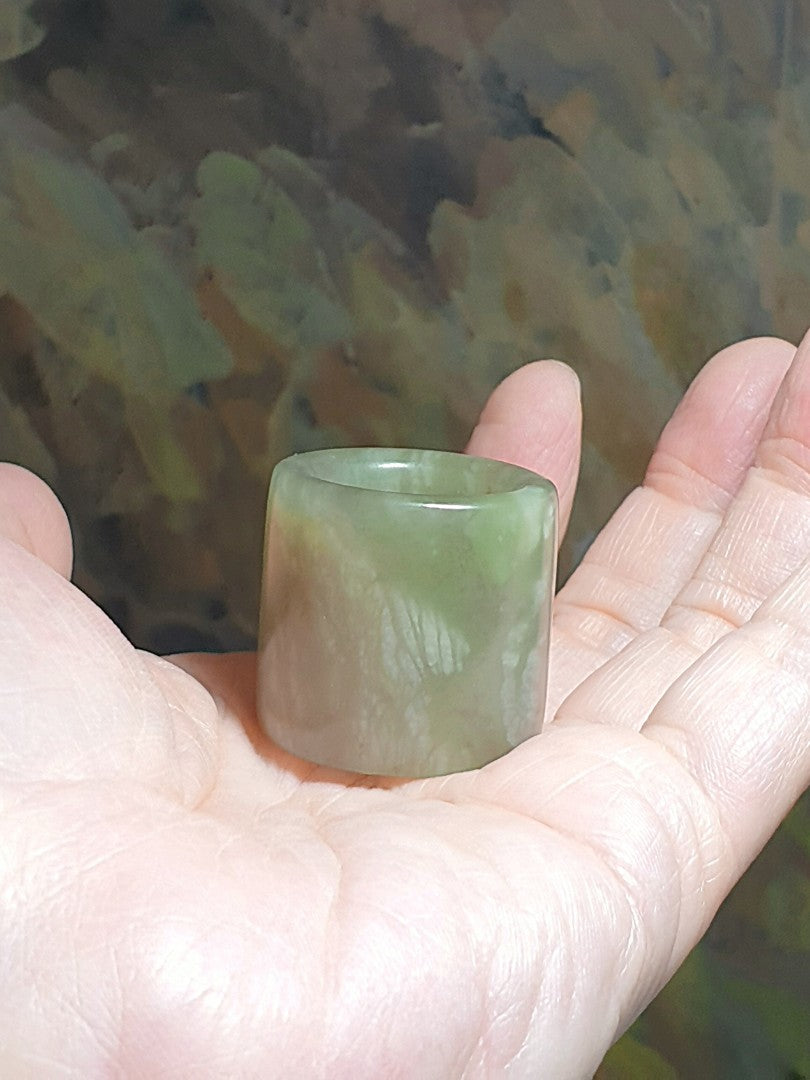 20.5mm Premium Qinghai Nephrite light greenish whitish thumb ring (with certificate) [Natural Crystal] 20.5毫米和田玉优质青海青白扳指(带证书)