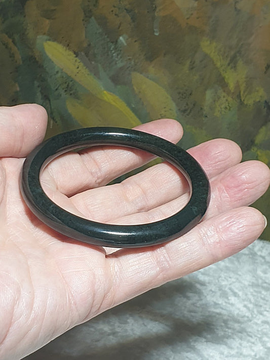 56.7mm Nephrite deep green narrow band "Beauty's" bangle (with certificate) [Natural Crystal] 56.7毫米和田玉塔青细条手镯美人镯 (带证书)